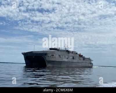 La nave da trasporto veloce expeditionary di classe spearhead USNS Burlington (T-EPF-10) ha lasciato il suo porto hub a Joint Expeditionary base Little Creek – Fort Story, Va., sabato 26 settembre, a sostegno di un dispiegamento di tre mesi nell'area di responsabilità del comando meridionale degli Stati Uniti. Con la sua funzione di piattaforma di base a galla, Burlington trasporterà un team di Maintenance Expeditionary di marinai attivi e le loro attrezzature e materiali di riparazione in varie sedi della Litoral Combat Ship (LCS) per la manutenzione programmata. Il cacciatorpediniere Squadron 40 e la Task Force 45 imbarcheranno un ufficiale-in- Foto Stock