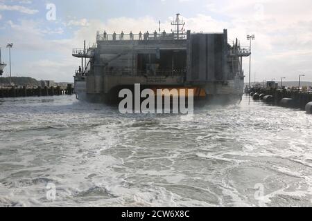 La nave da trasporto veloce expeditionary di classe spearhead USNS Burlington (T-EPF-10) ha lasciato il suo porto hub a Joint Expeditionary base Little Creek – Fort Story, Va., sabato 26 settembre, a sostegno di un dispiegamento di tre mesi nell'area di responsabilità del comando meridionale degli Stati Uniti. Con la sua funzione di piattaforma di base a galla, Burlington trasporterà un team di Maintenance Expeditionary di marinai attivi e le loro attrezzature e materiali di riparazione in varie sedi della Litoral Combat Ship (LCS) per la manutenzione programmata. Il cacciatorpediniere Squadron 40 e la Task Force 45 imbarcheranno un ufficiale-in- Foto Stock