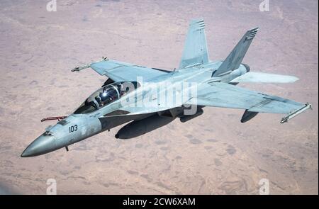 Un US Navy F/A-18F Super Hornet assegnato alla Carrier Air Wing 17, schierato a bordo della portaerei USS Nimitz (CVN 68), sorvola l'area di responsabilità del comando centrale degli Stati Uniti 23 settembre 2020. Il Super Hornet F/A-18 è progettato per eseguire la guida dei combattenti, la difesa aerea della flotta, la soppressione delle difese aeree nemiche, l'interdizione aerea, il supporto aereo stretto e la ricognizione aerea. (STATI UNITI Air Force foto di Senior Airman Duncan C. Bevan) Foto Stock