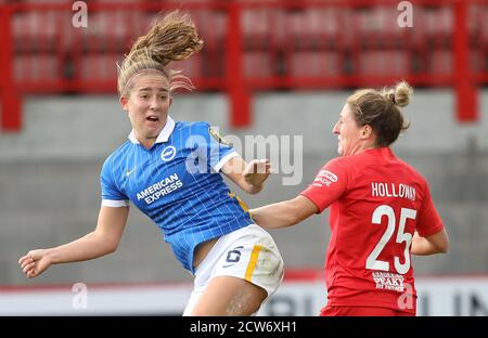 Maya le Tissier di Brighton vies per la palla contro Birmingham's. Rebecca Holloway durante la partita finale di Vitality Women’s fa Cup Tra le donne di Brighton & Hove Albion e le donne della città di Birmingham Al People’s Pension Stadium di Crawley Foto Stock