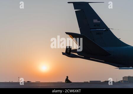 Un Airman dell'aeronautica degli Stati Uniti con il 379esimo Squadron di manutenzione dell'aeromobile di spedizione effettua i controlli di pre-volo sulla linea di volo prima che un Stratotanker di KC-135 decada alla base aerea di al Udeid, Qatar, 18 settembre 2020. La KC-135 Stratotanker fornisce una capacità di rifornimento aereo in tutta l'area di responsabilità del Centro delle forze aeree degli Stati Uniti e migliora la principale missione dell'Aeronautica militare statunitense di portata globale. (STATI UNITI Air Force foto di staff Sgt. Lauren Parsons) Foto Stock