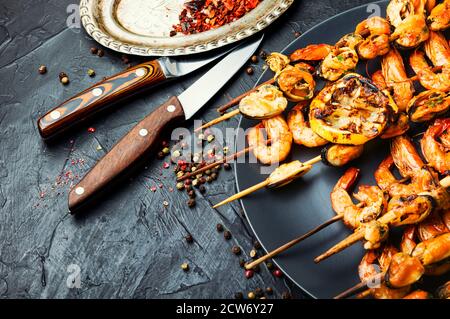 Gamberi alla griglia e cozze su bastone di legno Foto Stock