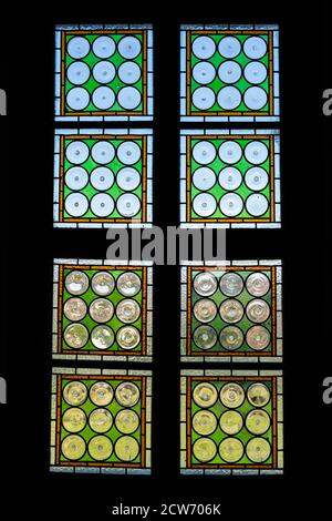 Immagine verticale di una finestra nel castello di Corvin Foto Stock