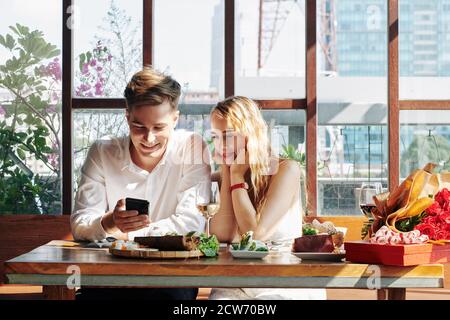 Coppia avente una cena romantica Foto Stock