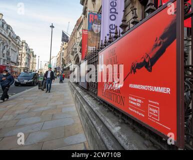 Royal Academy, Londra, Regno Unito. 28 settembre 2020. Rinviata dall'inizio dell'estate a causa del blocco di Covid-19, la 252esima edizione della mostra estiva invernale RA apre il 6 ottobre 2020-3 gennaio 2021 con misure di sicurezza, la prima volta sarà curata da un duo artistico e la prima volta in assoluto si svolgerà in autunno. Immagine: Poster per la mostra estiva/invernale su Piccadilly. Credit: Malcolm Park/Alamy Live News. Foto Stock