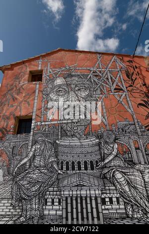 Fanzara (Castellón), Spagna - 20 settembre 2020: Graffiti su una facciata di una piccola città di Castellón (Spagna) realizzato dall'artista Monkey Bird Crew come parte Foto Stock