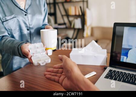 Prendersi cura di marito ammalato Foto Stock