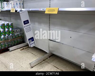 Uno spazio vuoto dove i rotoli di carta igienica normalmente si siedono al Tesco a Slough, Berkshire. Foto Stock