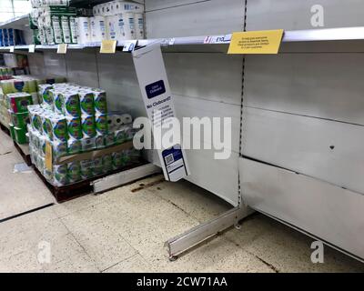 Uno spazio vuoto dove i rotoli di carta igienica normalmente si siedono al Tesco a Slough, Berkshire. Foto Stock