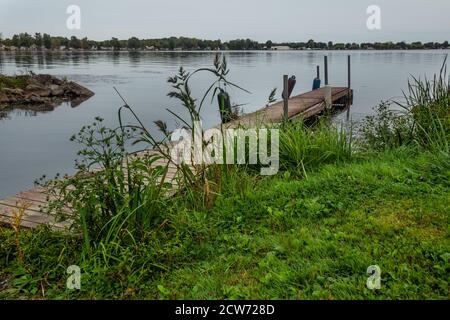 Molo vecchio , stagionato sul lago Oneida a Cicero, New York in una mattina di autunno overcast Foto Stock