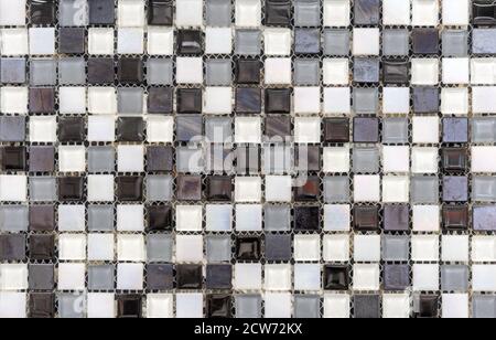 Piastrelle in ceramica a mosaico con quadrati neri, grigi e bianchi per decorare la cucina, il bagno o la piscina. Foto Stock