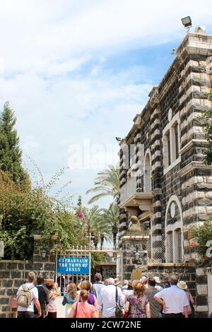 Ingresso al Capernaum che mostra la facciata della Chiesa Francescana Foto Stock