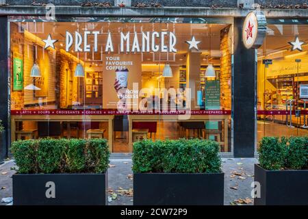 Pret a Manger coffee shop e paninoteca su Tottenham Court Road nel centro di Londra, Regno Unito. Pret è una catena con sede nel Regno Unito fondata nel 1983. Foto Stock