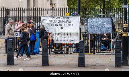 OPP. Proteste anti-vaccino Downing St London - manifestanti contro il test del vaccino Coronavirus Covid-19 di fronte alla residenza del primo ministro britannico Foto Stock