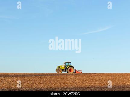 Un trattore che aratura un campo vicino a Droitwich nel Worcestershire, Regno Unito Foto Stock