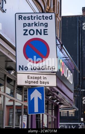 Cartello con accesso limitato alla zona di parcheggio nel centro città di Bolton Lancashire Luglio 2020 Foto Stock