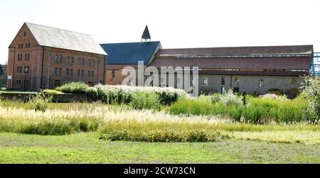 22 settembre 2020, Sassonia-Anhalt, Helfta, OT von Lutherstadt Eisleben: Il Convento cistercense di Santa Maria in Helfta (OT di Lutherstadt Eisleben) con la sua area verde. Otto suore vivono attualmente nel convento cistercense, che è stato rivitalizzato nel 1999. In un'azienda agricola appartenente al convento offrono, tra l'altro, saponi bolliti a mano, piante e icone autopinte. Foto: Waltraud Grubitzsch/dpa-zentralbild/ZB Foto Stock