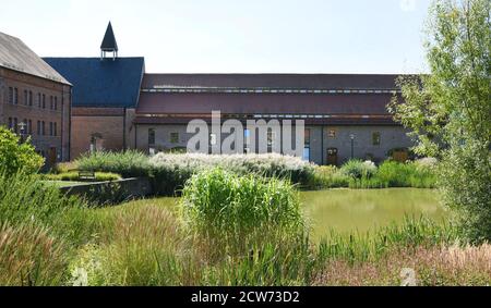 22 settembre 2020, Sassonia-Anhalt, Helfta, OT von Lutherstadt Eisleben: Il Convento cistercense di Santa Maria in Helfta (OT di Lutherstadt Eisleben) con la sua area verde. Otto suore vivono attualmente nel convento cistercense, che è stato rivitalizzato nel 1999. In un'azienda agricola appartenente al convento offrono, tra l'altro, saponi bolliti a mano, piante e icone autopinte. Foto: Waltraud Grubitzsch/dpa-zentralbild/ZB Foto Stock