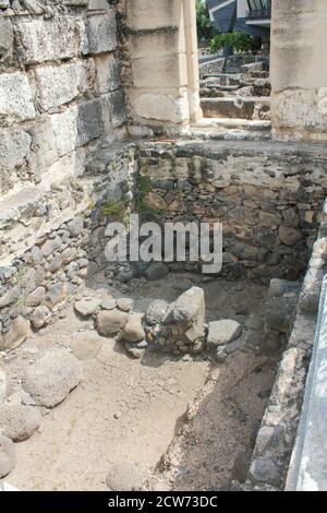 Una delle camere scavate nella città antica di Capernaum in Israele Foto Stock