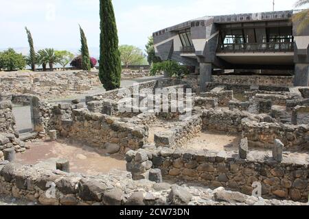 Vista della chiesa del pellegrinaggio di San Pietro, costruita sopra ciò che è Creduto essere il luogo di St Peters House in Capernaum Israele Foto Stock