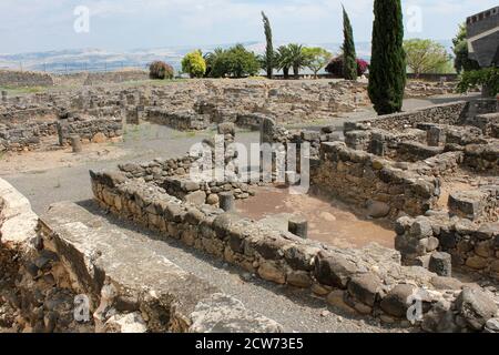 Vista sulle rovine scavate dell'antica Garrison romana Città di Capernaum verso il mare di Galilea Foto Stock