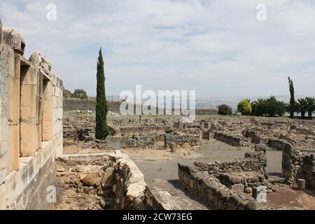 Vista dalla sinagoga bizantina del IV secolo attraverso gli scavi archeologici Rovine di Capernaum Israele Foto Stock