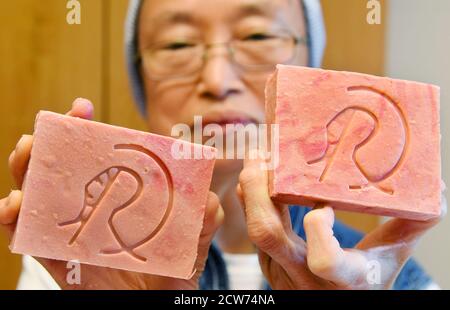 22 settembre 2020, Sassonia-Anhalt, Helfta, OT von Lutherstadt Eisleben: Nel convento cistercense S. Marien in Helfta (OT di Lutherstadt Eisleben) la suora Mirijam mostra il sapone di rosa di latte d'avena fatto a mano "Elisabeth". Otto suore vivono attualmente nel convento cistercense, che è stato rivitalizzato nel 1999. In un'azienda agricola appartenente al convento offrono, tra l'altro, saponi fatti a mano, piante e icone autopinte. Foto: Waltraud Grubitzsch/dpa-zentralbild/ZB Foto Stock