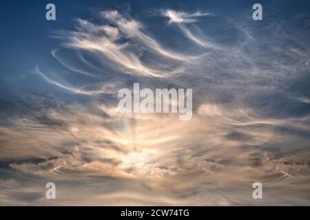 FOTOGRAFIA CONCETTUALE: Formazione drammatica di nuvole contro la luce solare Foto Stock