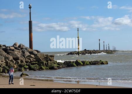 Difesa costiera di armature da roccia offshore, Sea Palling, Norfolk, Inghilterra, Foto Stock