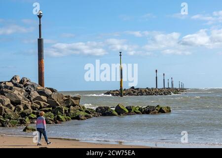 Difesa costiera di armature da roccia offshore, Sea Palling, Norfolk, Inghilterra, Foto Stock