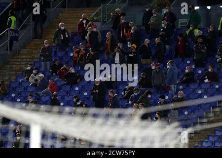 Roma, Italia. 28 Settembre 2020. Una vista dello stand con alcune delle 1000 persone ammesse durante la Serie A TIM match tra ROMA E Juventus FC Roma allo Stadio Olimpico il 27 settembre 2020 a Roma, Italia.COME Roma e Juventus FC sortano da 2-2 nel secondo round della Serie A 2020/2021 (Foto di Giuseppe fama/Pacific Press) Credit: Pacific Press Media Production Corp./Alamy Live News Foto Stock