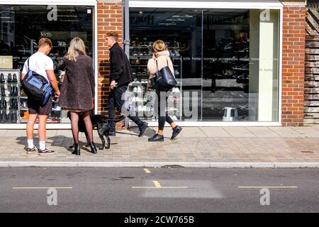 Londra UK, settembre 28 2020, Gruppo di giovani che non indossano rivestimenti COVID-19 Foto Stock