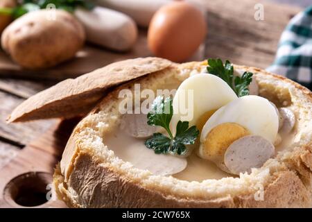 Zurek. Zuppa tradizionale polacca su tavolo di legno Foto Stock