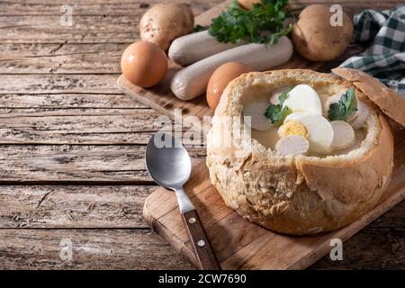 Zurek. Zuppa tradizionale polacca su tavolo di legno Foto Stock