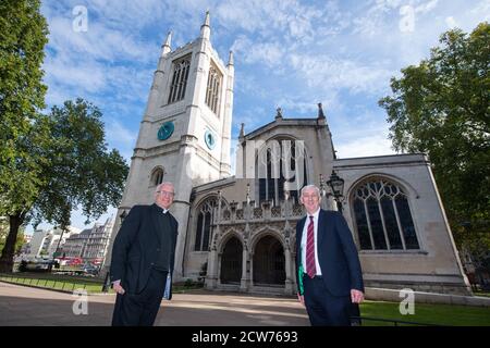 Il Decano di Westminster, il Reverendo Dr David Hoyle e il Presidente della Camera dei Comuni Sir Lindsay Hoyle hanno visto i lavori di restauro intrapresi sulla torre della chiesa di St Margaret a Westminster, Londra. Foto Stock