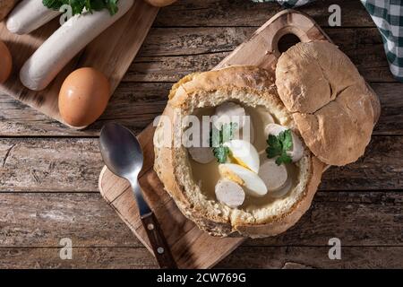 Zurek. Zuppa tradizionale polacca su tavolo di legno Foto Stock