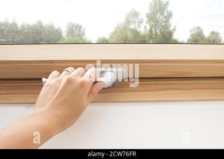 Un tettuccio apribile moderno. Maniglia per l'apertura della finestra soffitta, primo piano. Mansarda disegno di una casa Attica. Costruzione di tetti Foto Stock