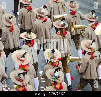 Musicband Mauthen alla processione del festival in celebrazione di 200 anni della band in costumi tradizionali Maria luggau, Carinzia, Austria Foto Stock