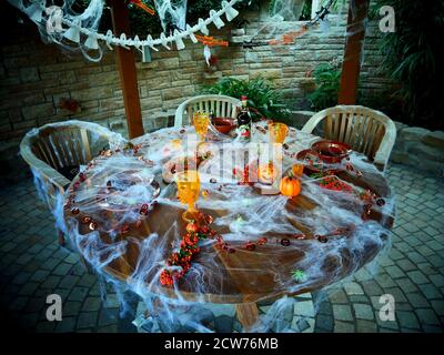 Berlino, Germania. 22 settembre 2020. Un set table per una serata di Halloween registrata il 22.09.2020 a Berlino. © DI XAMAX Credit: XAMAX/dpa/Alamy Live News Foto Stock