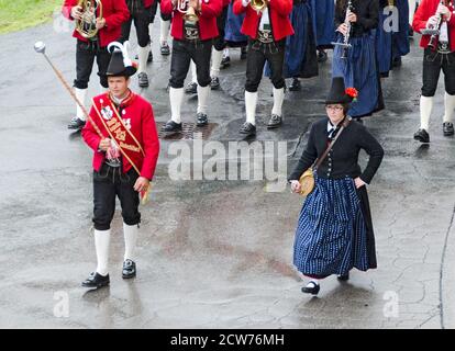 Musicband Untertilliach di Tirol alla processione del festival in celebrazione di 200 anni della band in costumi tradizionali Maria luggau, Carinzia, Foto Stock