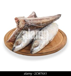 Sgombro congelato e nasello isolato su sfondo bianco. Assortimento di pesce surgelato. Gruppo di carcasse di pesce sul bordo. Vista laterale. Foto Stock