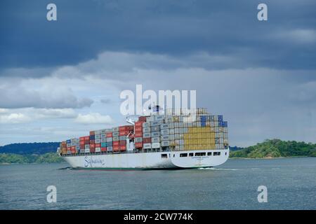 Canale di Panama - Canal de Panama - nave container che passa attraverso il canale Foto Stock