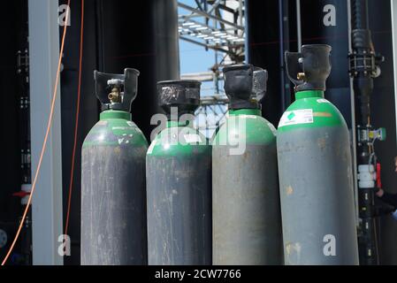 Serbatoi di argon per l'industria della saldatura di tubi in imprese industriali di stock. Bombole di gas di saldatura. Foto Stock