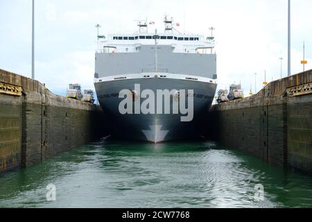 Canale di Panama - Canal de Panama - Cargo con Locomotive di traino in Gatun Locks Foto Stock