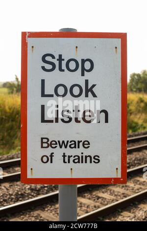 Stop Look Listen attenzione al segnale dei treni, Inghilterra, Regno Unito Foto Stock