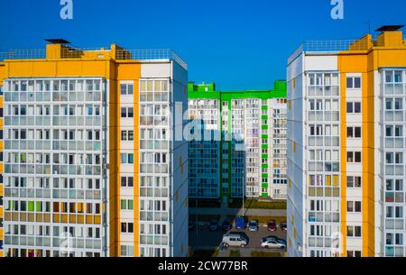 Nuovo edificio, nuova area con pannelli edifici a più piani dipinti in colori diversi, aerei. Foto Stock