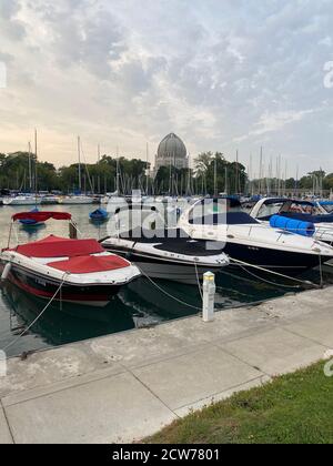 Barche ormeggiate nel porto di Wilmette sul lago Michigan con il Baha'i Casa di culto sullo sfondo Foto Stock