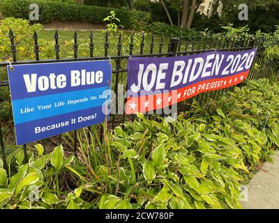 2020 la campagna elettorale americana firma di fronte a una casa suburbana di Chicago che sostiene Joe Biden per il presidente e il Partito democratico. Foto Stock