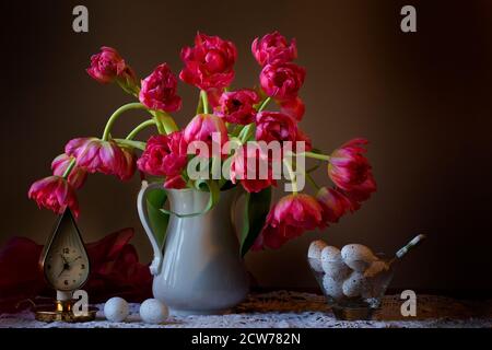 studio della vita still di tulipani di primavera rosa Foto Stock