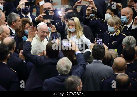 Città del Vaticano. 28 settembre 2020 - Città del Vaticano (Santa sede) - PAPA FRANCESCO durante l'udienza ai dirigenti e agli agenti dell'Ispettorato di pubblica sicurezza Varican (polizia Italiana) con i loro familiari, in occasione del 75° anniversario di istituzione ad Aula Paolo VI in Vaticano. © EvandroInetti via ZUMA Wire Credit: Evandro Inetti/ZUMA Wire/Alamy Live News Foto Stock